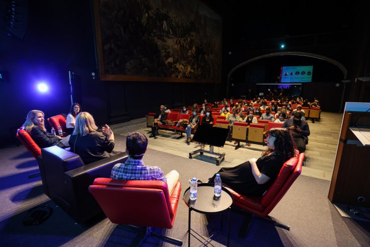 Taula rodona “Jo soc influencer. Guanyar-se la vida a través de les xarxes socials”, moderada per Mariola Dinarès.